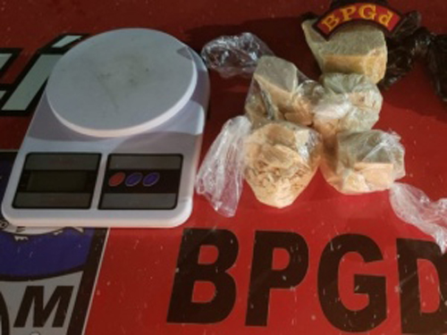 Polícia prende suspeitos de tráfico de drogas e posse ilegal de arma