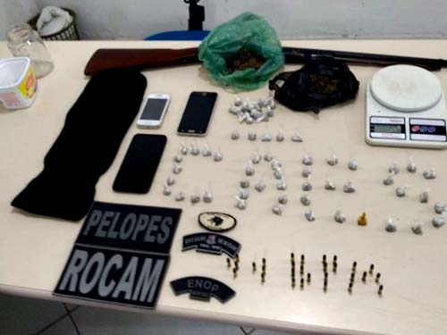 Polícia tira drogas, arma de fogo e munições de circulação na Vila Santa Clara de Penedo