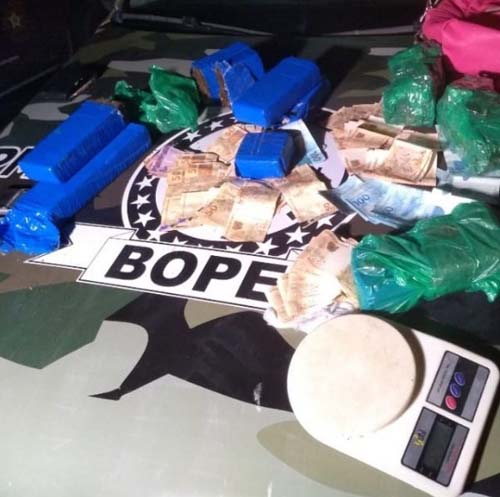 Bope apreende 6,8 Kg de maconha, moto e R$ 5.700 na parte baixa de Maceió