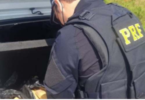 PRF encontra 3kg da droga Skank no porta-malas de carro e prende ocupantes