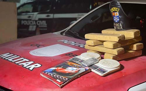 Após denúncia, polícia encontra mais de 8kg de maconha enterrados em mata na Vila Emater, em Maceió