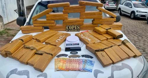 PM apreende 40 kg de maconha e 81 pedras de crack em terreno baldio em Santana do Ipanema