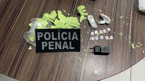 Advogada é flagrada entregando chips e carregadores de celular em presídio