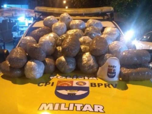 Dupla é presa com cerca de R$ 60 mil em maconha, em Maceió