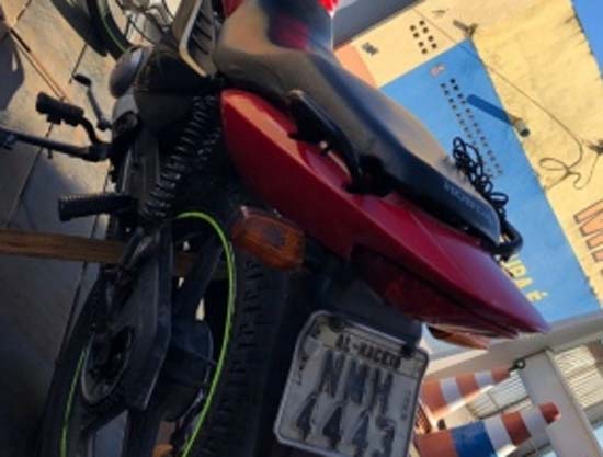 Bptran recupera moto roubada e apreende 50g de maconha