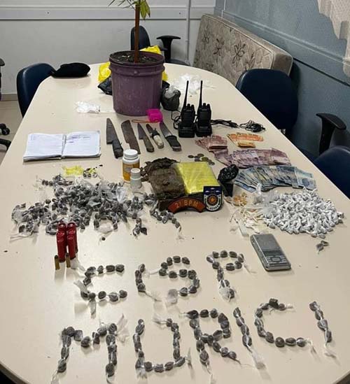 Dupla é presa com drogas, armas brancas e munição em Murici