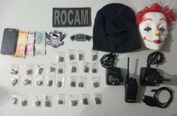 PM prende suspeita de tráfico, apreende drogas e máscaras no ‘Lixão da Mangabeira’