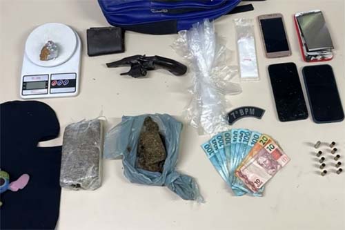 Operação resulta em apreensão de drogas, armas e morte de suspeito após troca de tiros