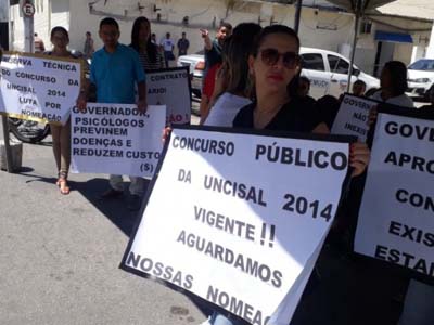 Aprovados em concurso da Uncisal protestam cobrando nomeação