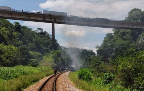 Ônibus com placa de Alagoas cai de viaduto em MG e 15 passageiros morrem