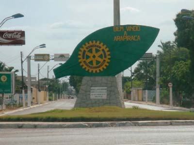 Desarmados, ladrões desistem de roubar loja ao verem funcionário ligando para PM