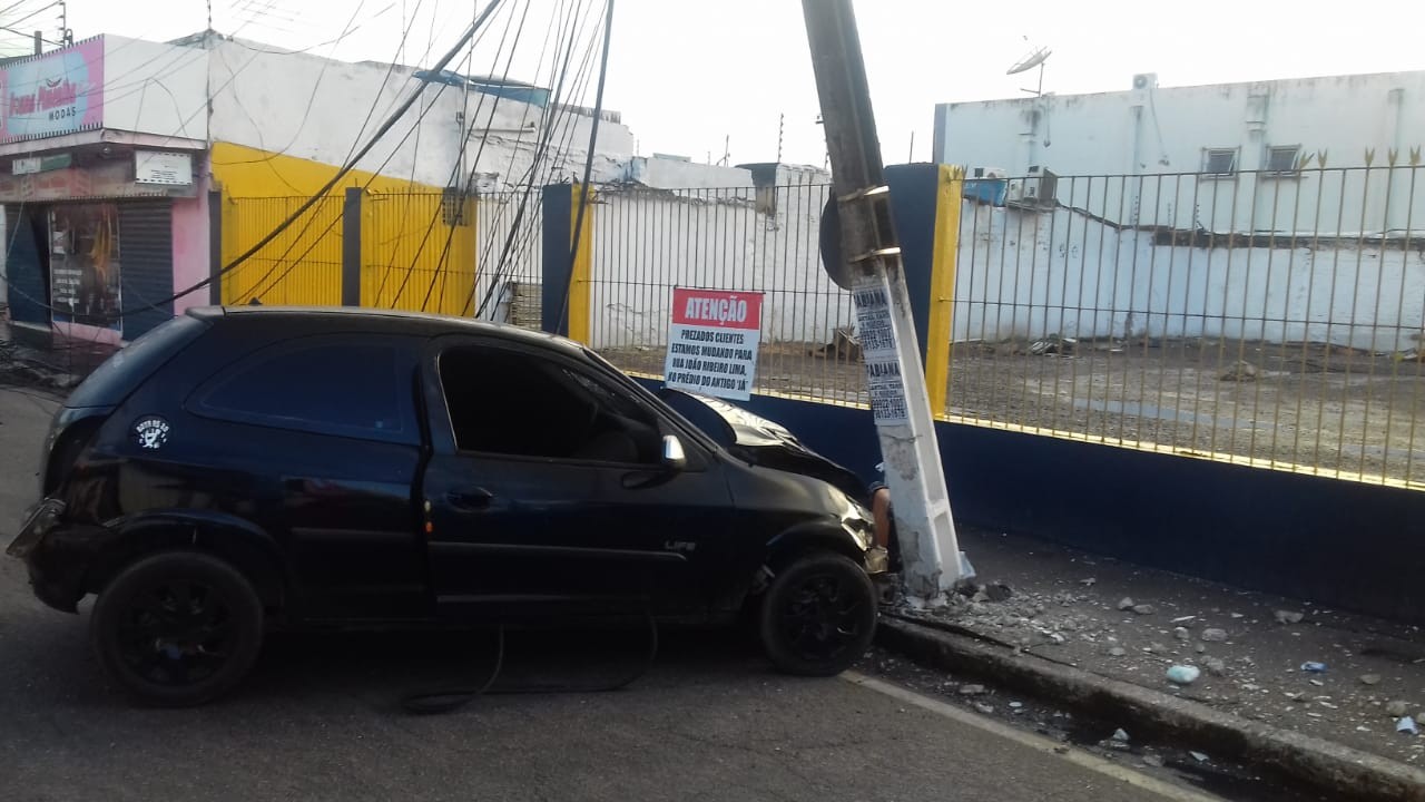 Motorista colide em poste e deixa dois feridos em Arapiraca