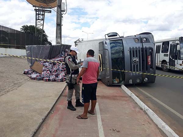 Carreta com carga de refrigerantes tomba na AL-110, em Arapiraca