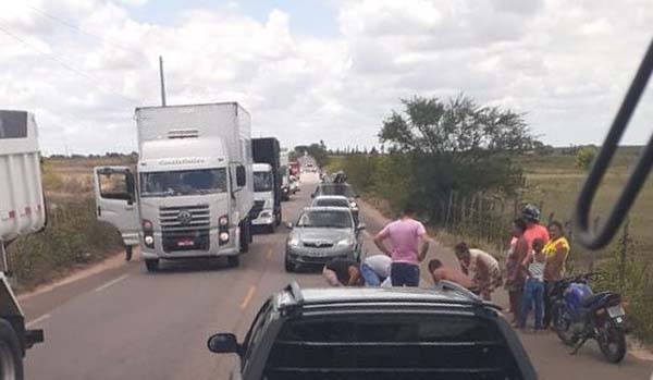 Condutor perde controle de moto e é arremessado no asfalto na AL-220 em Folha Miúda