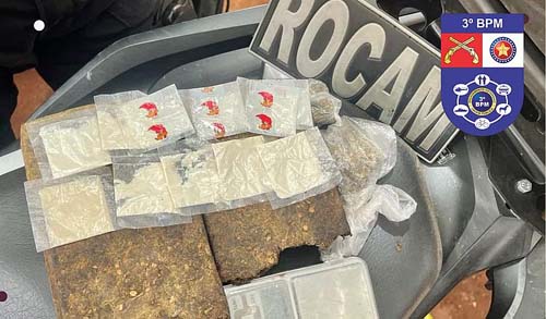 Muro de casa desaba durante tentativa de fuga e trio é preso com droga, em Arapiraca