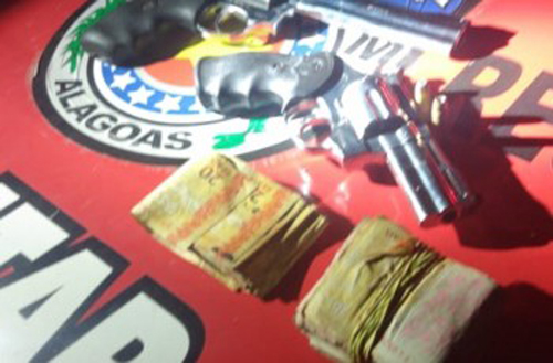 Som alto atrai polícia e dois terminam detidos com arma de fogo e mais de R$ 3 mil, em Arapiraca