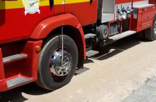 Bombeiros são acionados para apagar o incêndio em uma casa de Arapiraca