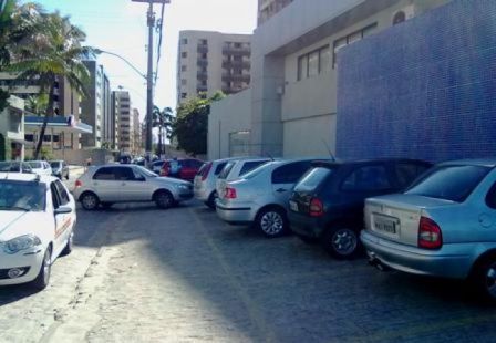 Casal rouba R$ 6 mil de mulher em estacionamento de banco