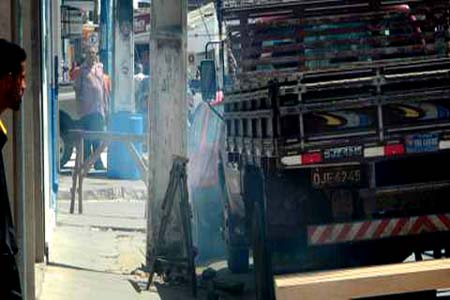 Cabo de alta-tensão cai sobre carros e por pouco não provoca incêndio em Arapiraca