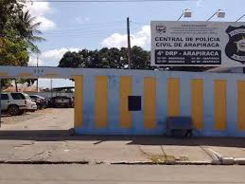 Mãe de bebê que morreu após ficar sozinho em casa é liberada após prestar depoimento