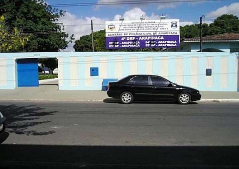 Idoso embriagado amarra mulher em poste e a agride com fiação elétrica