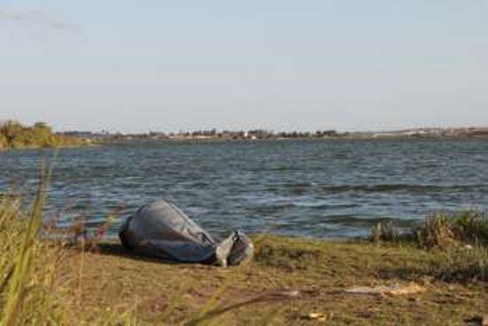 Após horas de buscas, bombeiros encontram corpo de homem boiando em lago