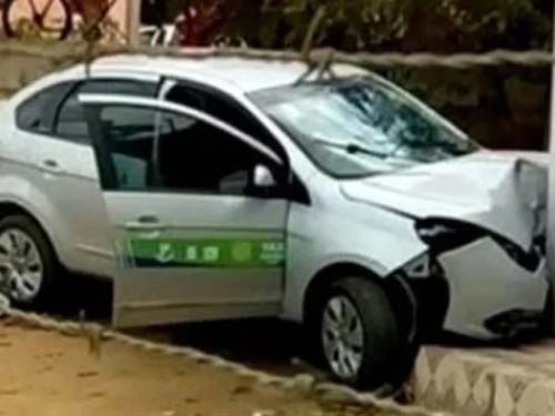 Taxista entra em luta corporal com criminosos, é baleado e bandidos colidem carro em fuga