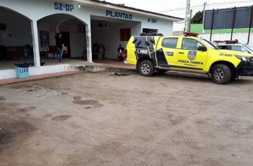 Falsos passageiros assaltam e colocam taxista em porta-malas de veículo, em Arapiraca