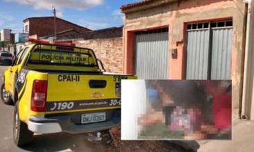 Mulher é encontrada morta e ensanguentada dentro da própria casa