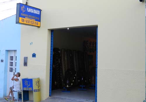 Ladrões invadem funerária e roubam funcionários no Centro de Arapiraca