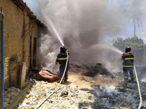Incêndio atinge galpão de material reciclável na cidade de Arapiraca