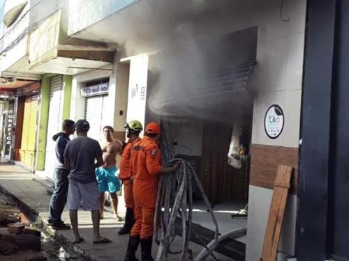 Incêndio atinge loja de caça e pesca e escritório fica destruído em Arapiraca