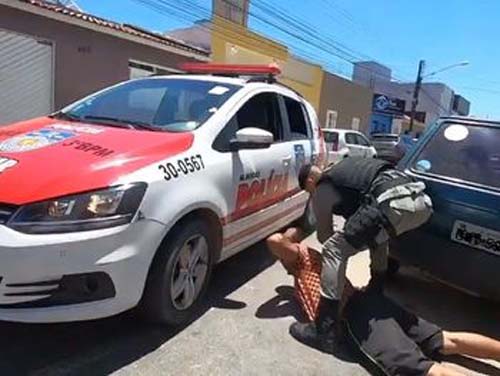 Vídeo registra perseguição e prisão de suspeito de roubar veículo no Centro de Arapiraca