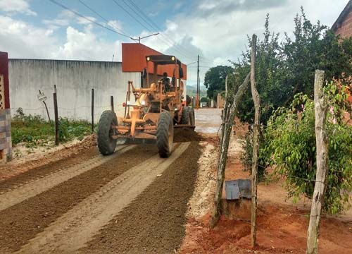 Prefeitura intensifica manutenção de vias nas zonas urbana e rural em Arapiraca