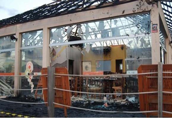 Incêndio destrói pizzaria à beira do Lago da Perucaba, em Arapiraca