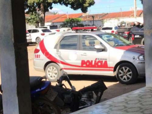 Jovem de 23 anos surta e agride idoso, familiares e vizinhos a pauladas