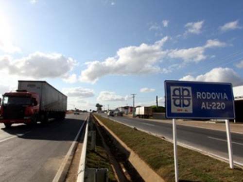 Acidente na AL 220 entre carro e moto deixa um morto em Arapiraca