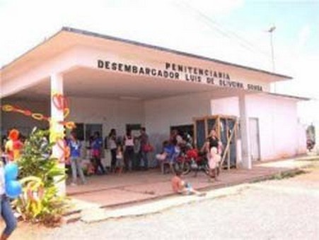 Dez presos serram cadeados e escapam de penitenciária
