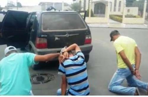 Polícia prende três suspeitos de planejar sequestro e apreende armas no bairro Jardim Esperança, em Arapiraca