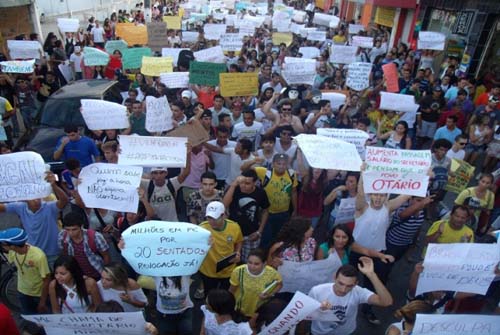 Protesto leva cerca de 1.500 pessoas as principais ruas de Arapiraca 