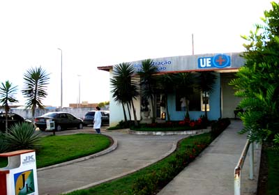 Marido quebra a perna da esposa com pedaço de madeira