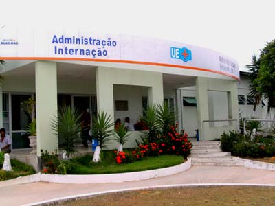 Jovem tem braço quase amputado por facão após discussão 