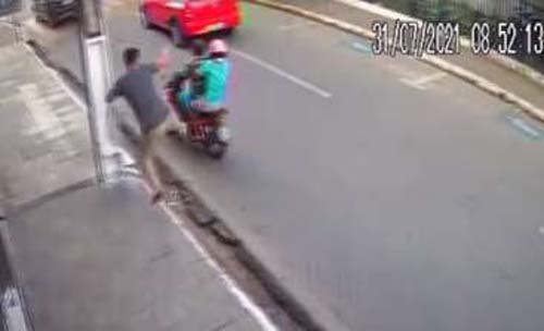 Homem dá ‘voadora’ em assaltante para impedir roubo de celulares