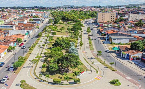 Homem procura atendimento na base do Samu após ser baleado juntamente com esposa na rua