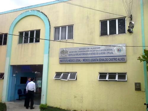 Homem é encontrado morto com cinto no pescoço em sua casa