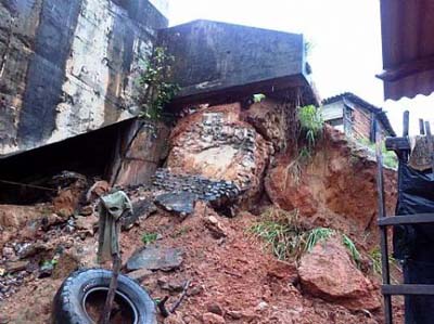 Ponte cede e ameaça cair sobre casas; moradores bloqueiam via
