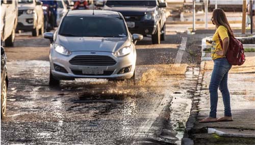 Arremessar água ou detritos em pedestres com o veículo é uma infração média