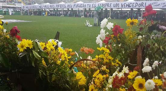 Arena Condá lotada recebe corpos das vítimas do acidente e agradece apoio