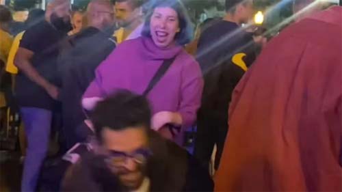 Mulher que imitou macaco em roda samba no RJ é argentina, afirma testemunha