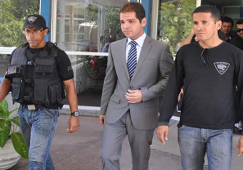 Câmara afasta prefeito e seu vice em Estrela de Alagoas. Vereadora assume